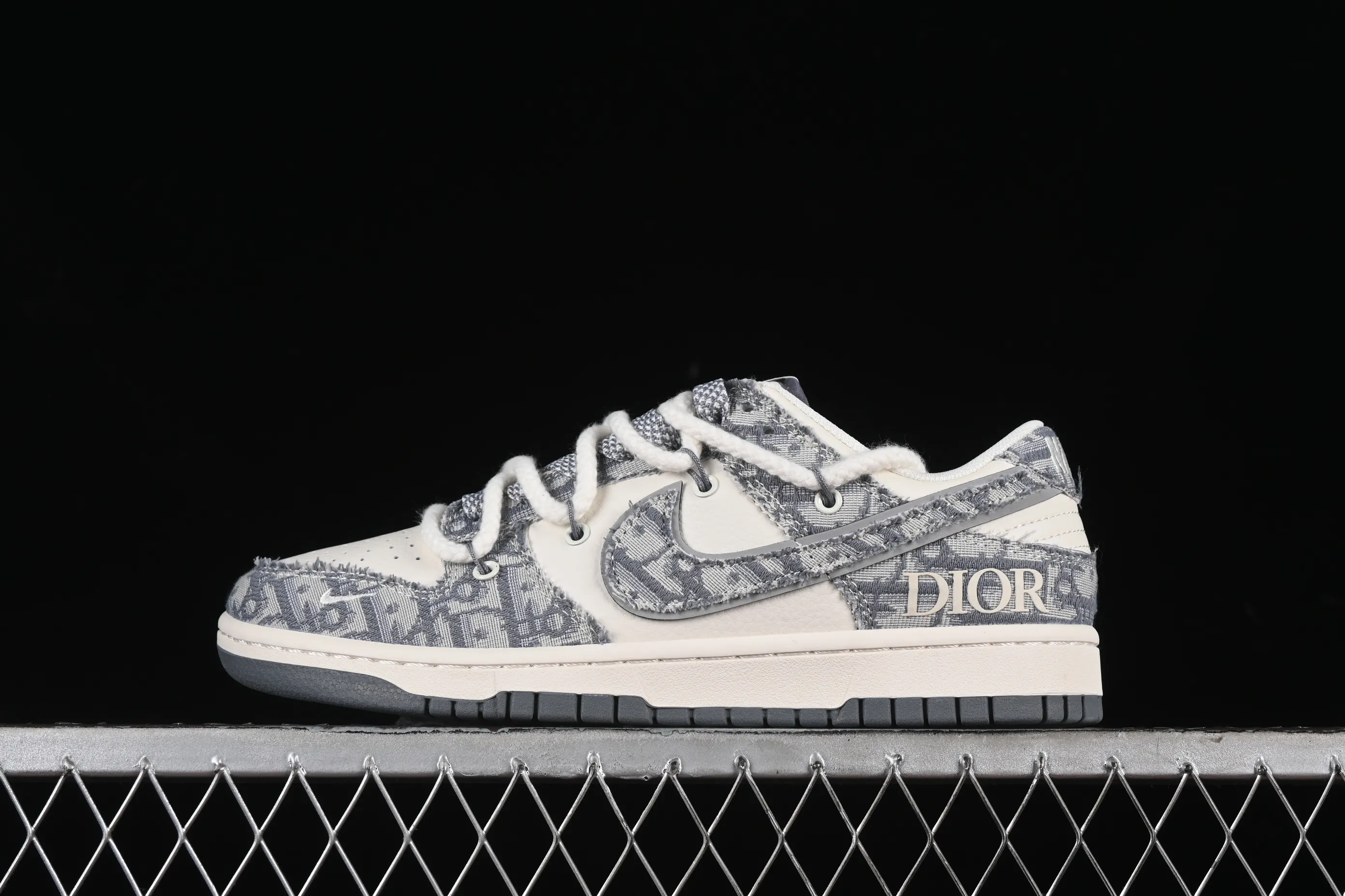 All categories Nk SB Dunk Series Nk SB Dunk Low High-end customized low-top sneakers Nk SB Dunk Low Dior joint-strap fabric gray hook Anniversary high-end customized low-top casual sneakers SJ2068-285